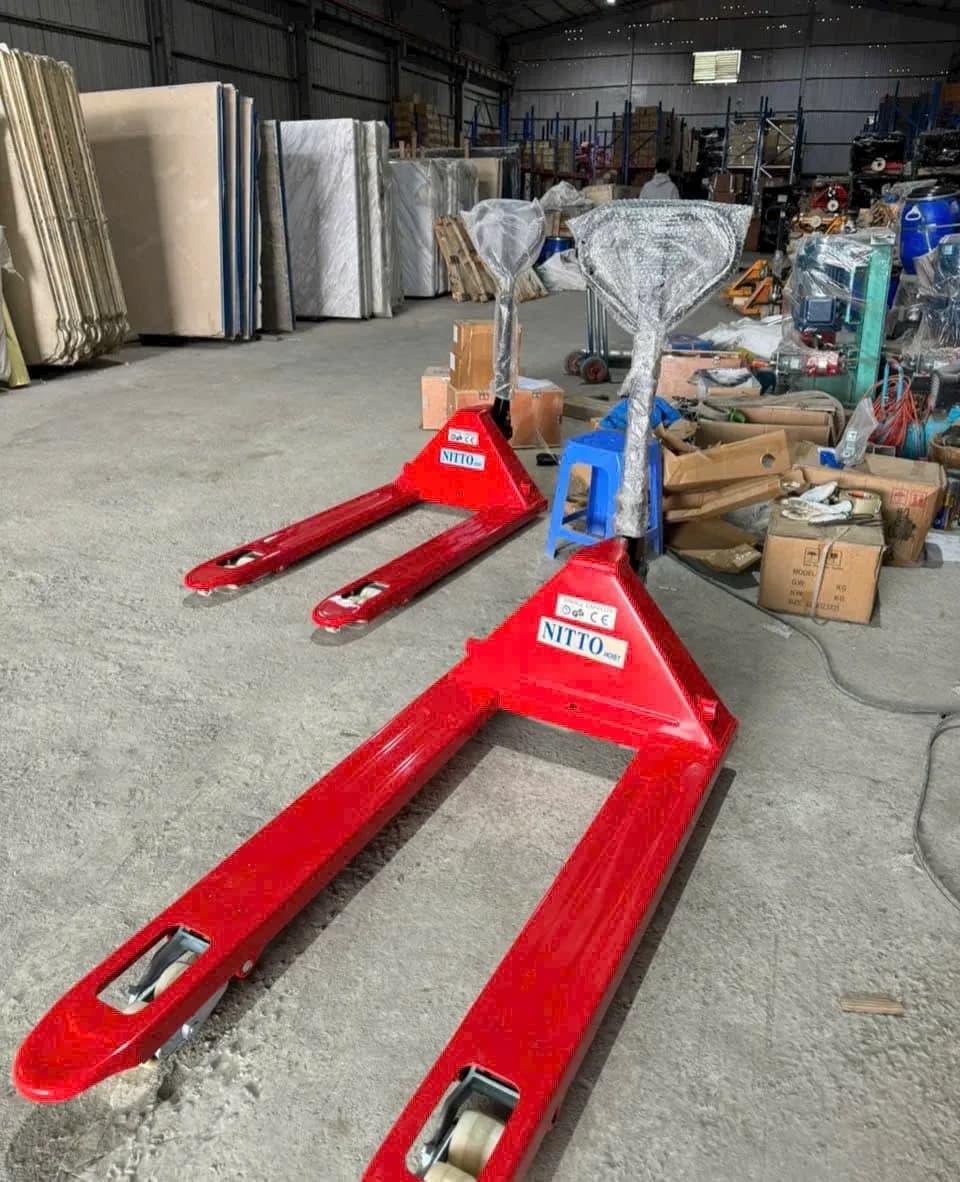 Xe nâng tay thấp bánh PU 2Tx685
